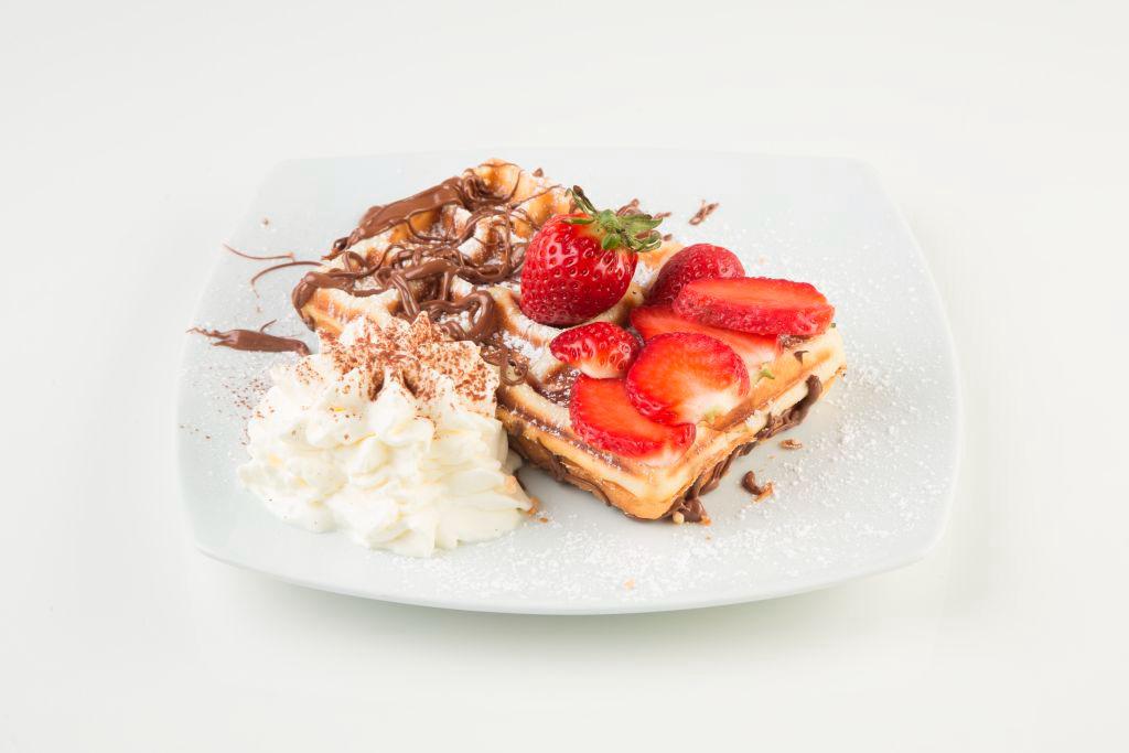 Heisse Waffel mit Obstsalat