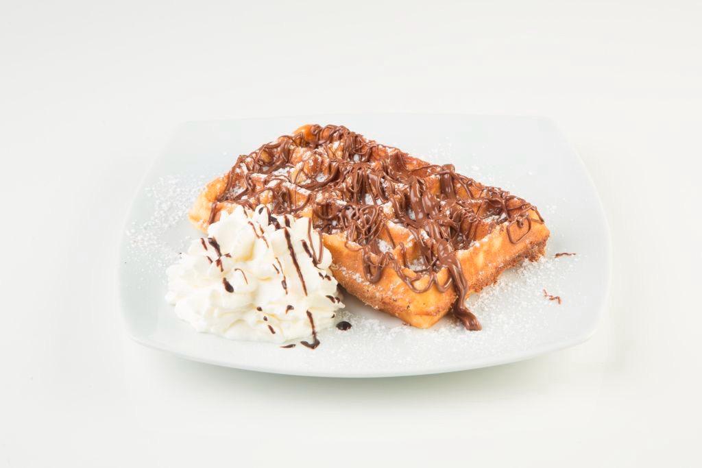 Heisse Waffeln mit roten Fruchten & Sahne